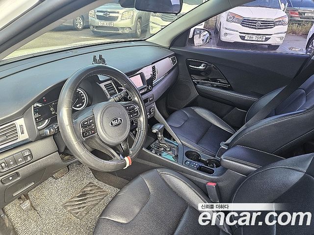 Kia Niro Prestige 2018 — фото 10