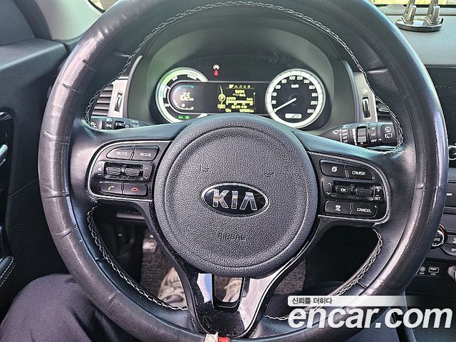 Kia Niro Prestige 2018 — фото 15
