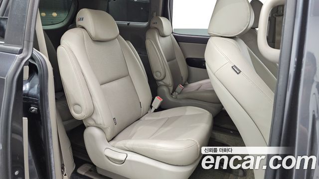 Kia Carnival 9-seater Prestige 2015 — фото 11