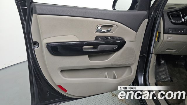 Kia Carnival 9-seater Prestige 2015 — фото 24