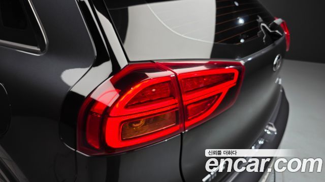 Kia Niro 1.6 HEV Noblesse 2020 — фото 23
