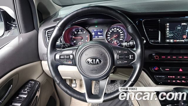 Kia Carnival 9-seater Prestige 2017 — фото 13