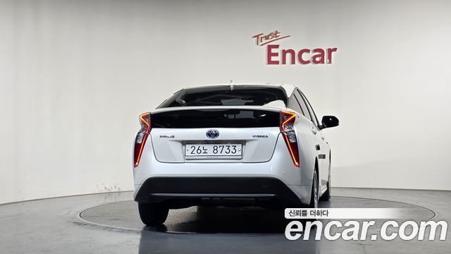 Toyota Prius (IV) 1.8 E 2018 — фото 4