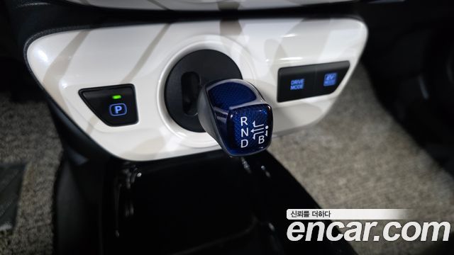 Toyota Prius (IV) 1.8 E 2018 — фото 9
