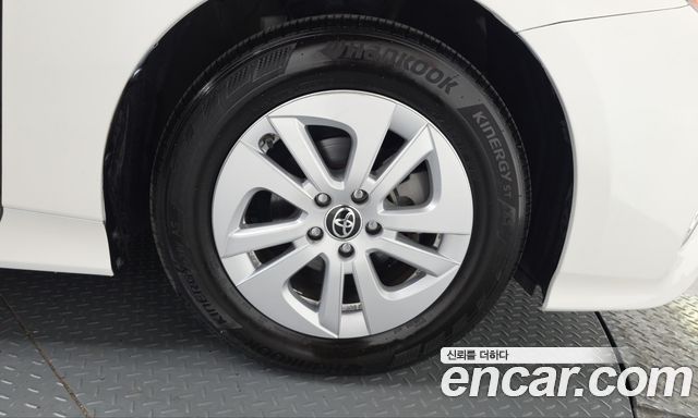 Toyota Prius (IV) 1.8 E 2018 — фото 21