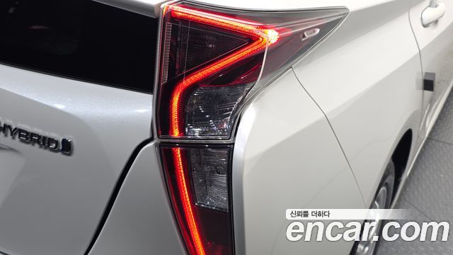 Toyota Prius (IV) 1.8 E 2018 — фото 23