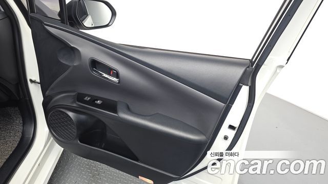 Toyota Prius (IV) 1.8 E 2018 — фото 24