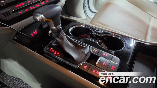 Kia Carnival 9-Seater Prstige 2020 — фото 18