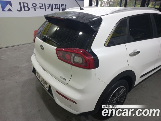 Kia Niro Prestige 2018 — фото 16