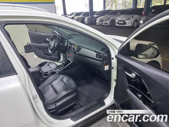 Kia Niro Prestige 2018 — фото 23