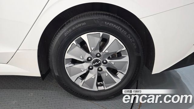 Kia K5 Hybrid (III) Trendy 2023 — фото 21