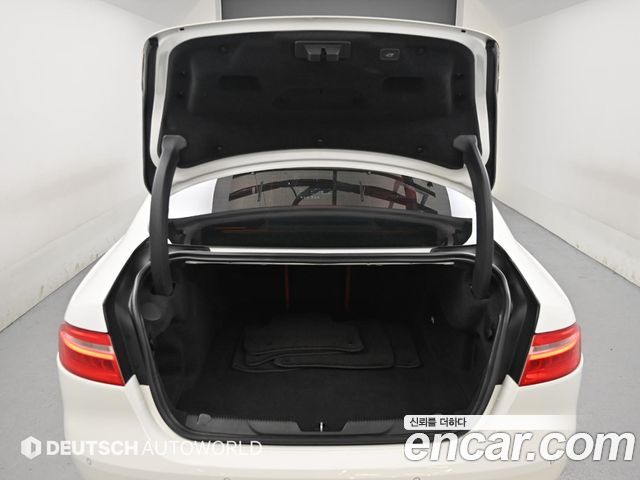 Jaguar XE 3.0 SC S 2017 — фото 23