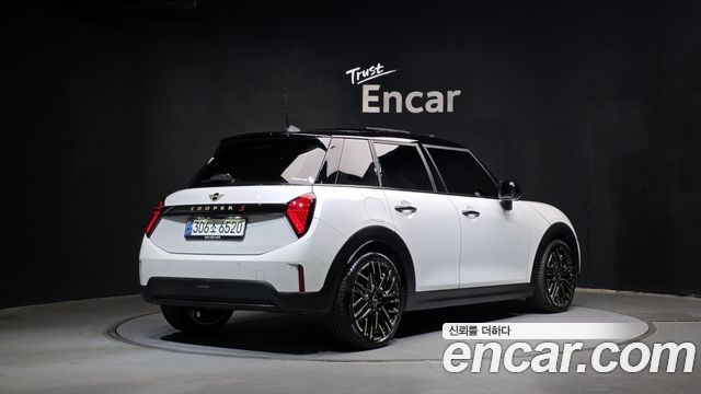 MINI Cooper S (IV) 5 Door Favoured 2025 — фото 2
