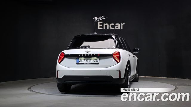 MINI Cooper S (IV) 5 Door Favoured 2025 — фото 4