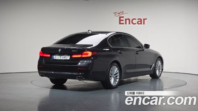 BMW 5 Series (G30) 520i Luxury 2023 — фото 2