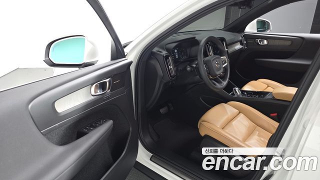 Volvo XC40 B4 Inscription 2021 — фото 11