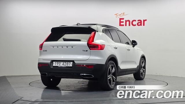Volvo XC40 T4 R-Design 2019 — фото 2