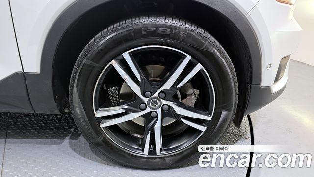 Volvo XC40 T4 R-Design 2019 — фото 5