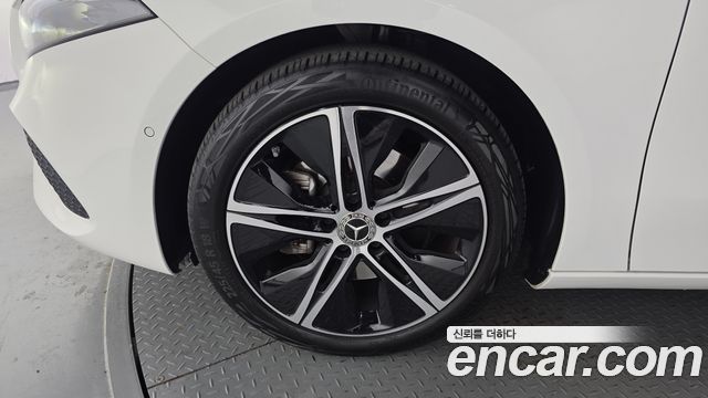Mercedes-Benz A-Class (W177) A220 Sedan 2024 — фото 5