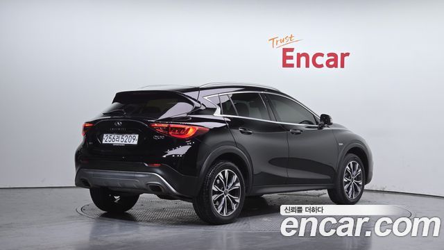 Infiniti QX30 2.0 Essential AWD 2019 — фото 2