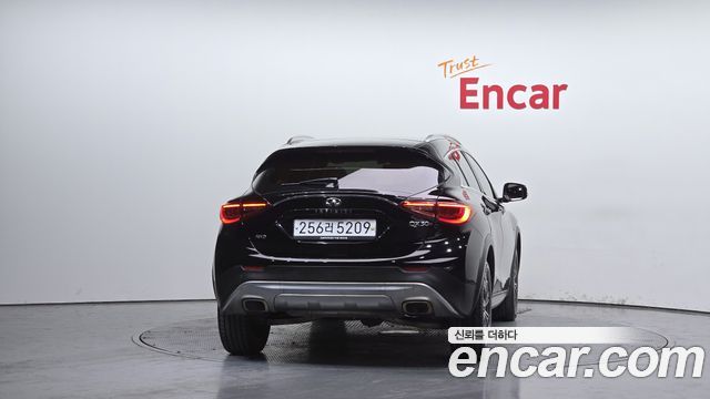 Infiniti QX30 2.0 Essential AWD 2019 — фото 4