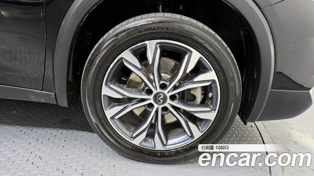 Infiniti QX30 2.0 Essential AWD 2019 — фото 5