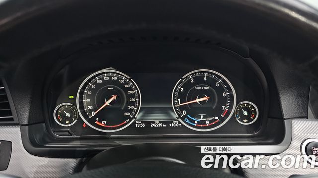 BMW 5 Series (F10) 550i xDrive 2013 — фото 8