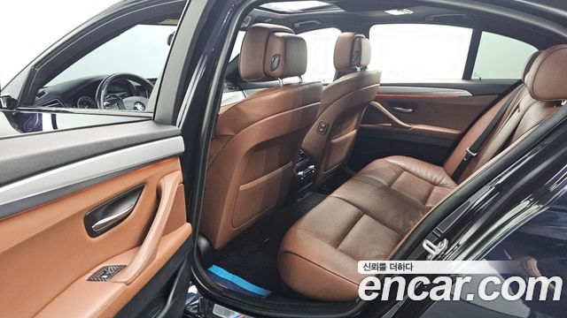 BMW 5 Series (F10) 550i xDrive 2013 — фото 16