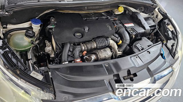 Peugeot 2008 1.6 e-HDi Feline S 2015 — фото 6