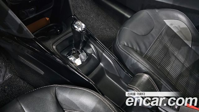 Peugeot 2008 1.6 e-HDi Feline S 2015 — фото 9