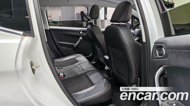 Peugeot 2008 1.6 e-HDi Feline S 2015 — фото 12