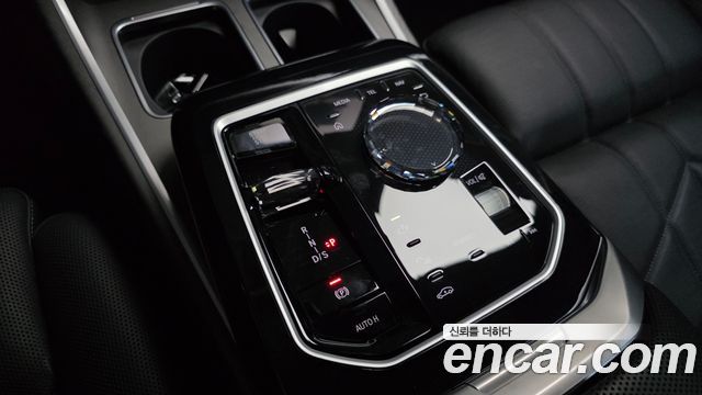 BMW 7 Series (G70) 740d xDrive Design Pure Excellence 2023 — фото 9