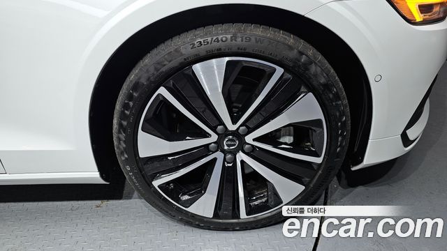 Volvo S60 (III) B5 Ultimate Bright 2024 — фото 5