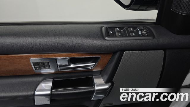 Land Rover Discovery 4 3.0 SDV6 SE 2016 — фото 13