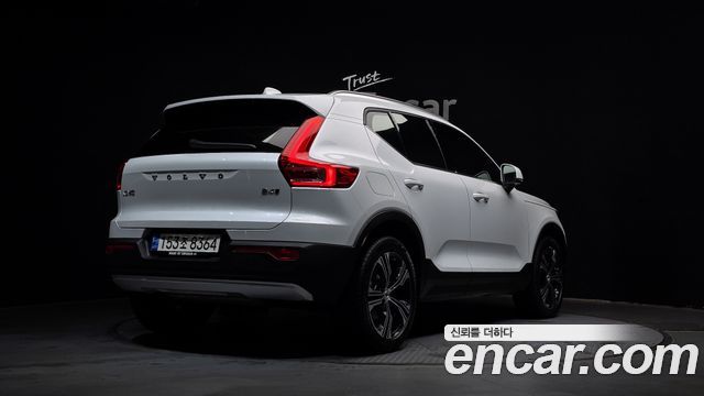 Volvo XC40 B4 Inscription 2021 — фото 2