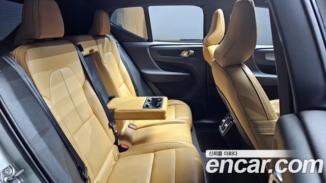 Volvo XC40 B4 Inscription 2021 — фото 12
