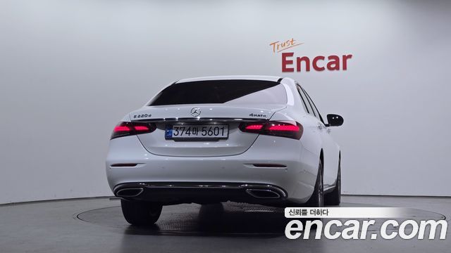 Mercedes-Benz E-Class (W213) E220d 4MATIC Exclusive 2022 — фото 4
