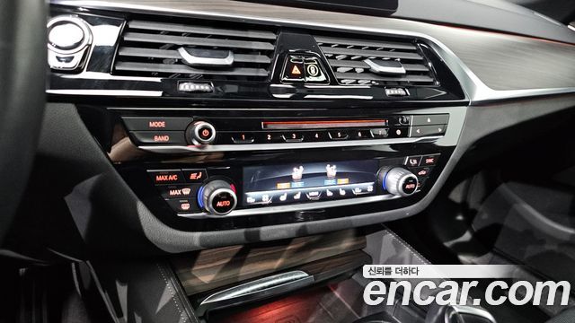 BMW 5 Series (G30) 530i xDrive M Sport Package Plus 2018 — фото 16