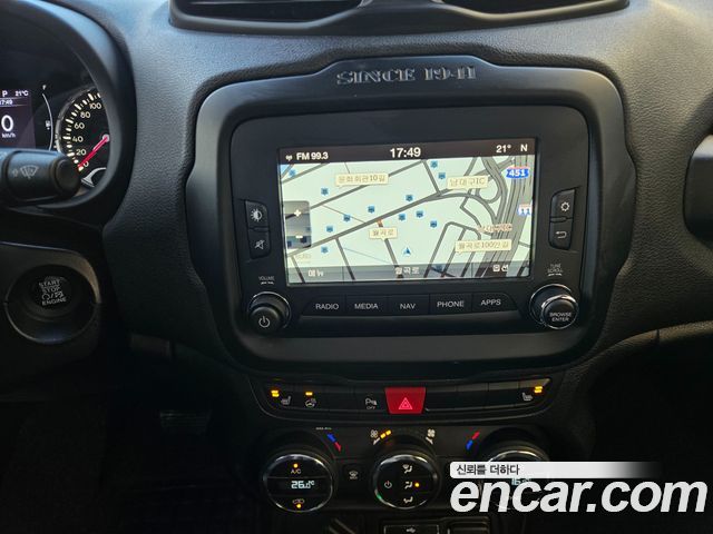Jeep Renegade 2.4 Longitude High 2017 — фото 17