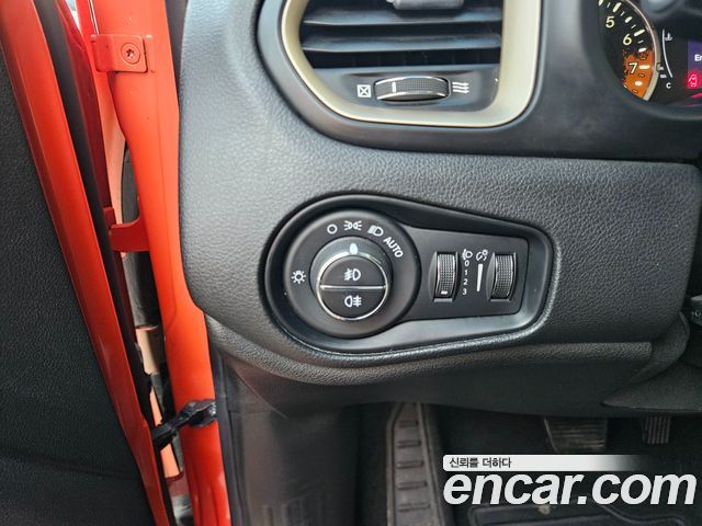 Jeep Renegade 2.4 Longitude High 2017 — фото 19