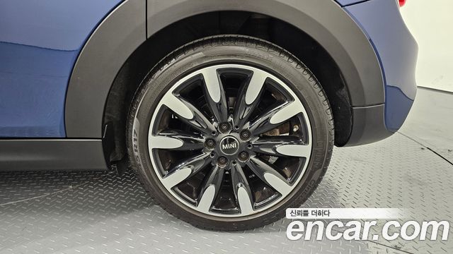 MINI Cooper S 5Door Standard 3rd 2018 — фото 5