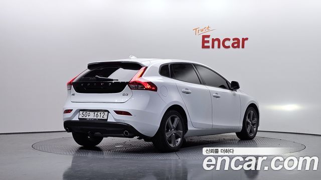 Volvo V40 D3 2nd 2018 — фото 2
