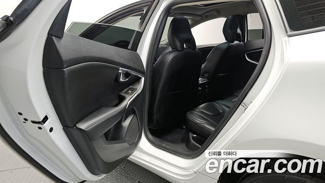 Volvo V40 D3 2nd 2018 — фото 12