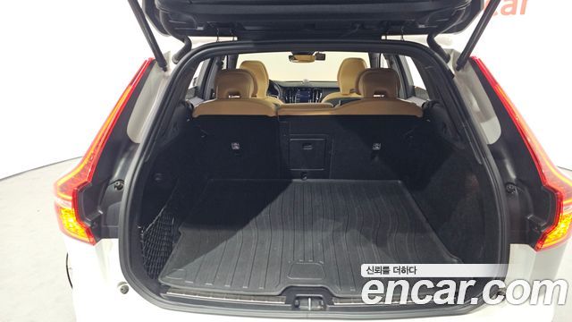 Volvo XC60 (II) B6 Inscirtion 2022 — фото 20
