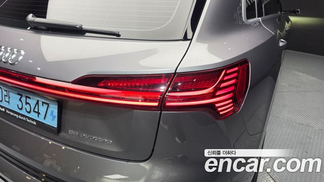 Audi e-tron 55 Quattro 2020 — фото 23