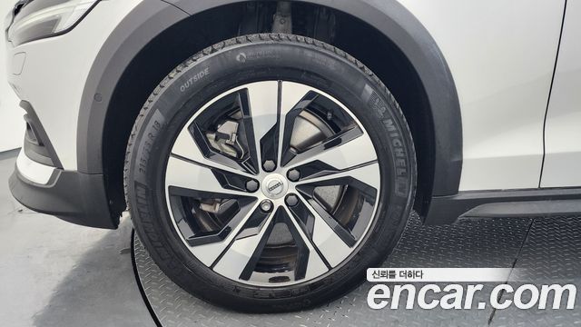 Volvo V60 Cross Country (II) B5 AWD 2021 — фото 5