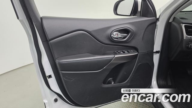 Jeep Cherokee (KL) 2.4 Longitude High AWD 2019 — фото 24