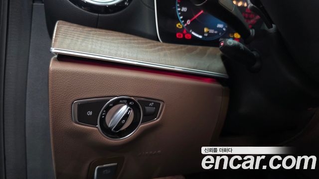 Mercedes-Benz E-Class (W213) E300e 4MATIC Exclusive 2021 — фото 33