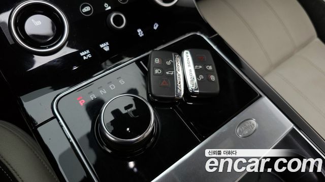 Land Rover Range Rover Velar 3.0 D300 R-Dynamic SE 2018 — фото 9