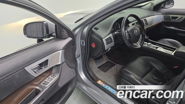 Jaguar XF 2.0 Luxury X250 2013 — фото 12